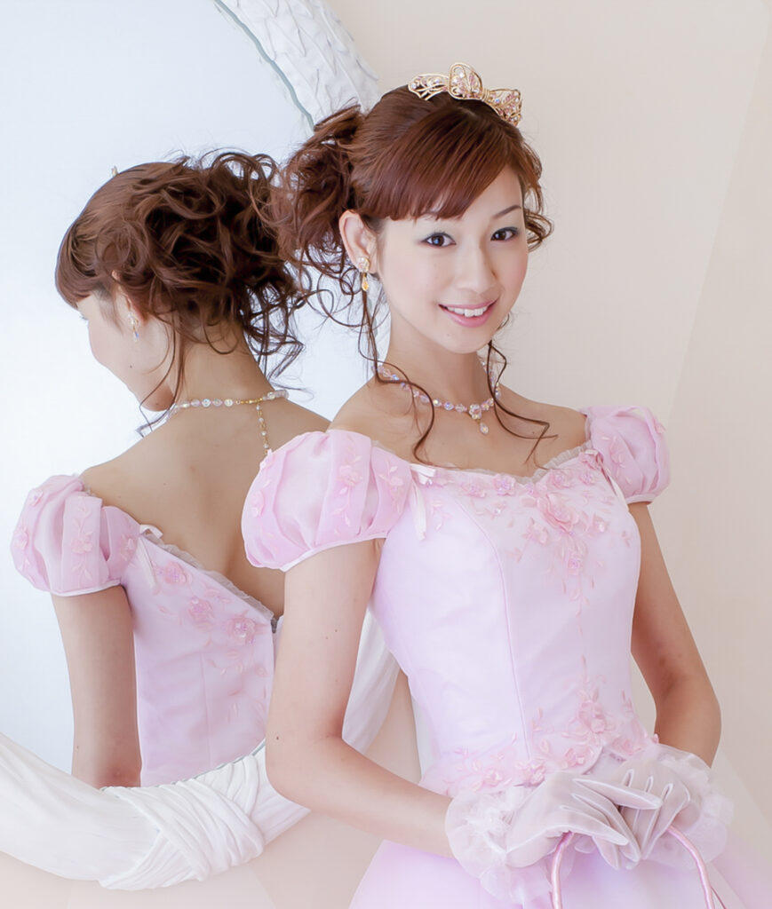 ピンクのウエディングドレスのモデル