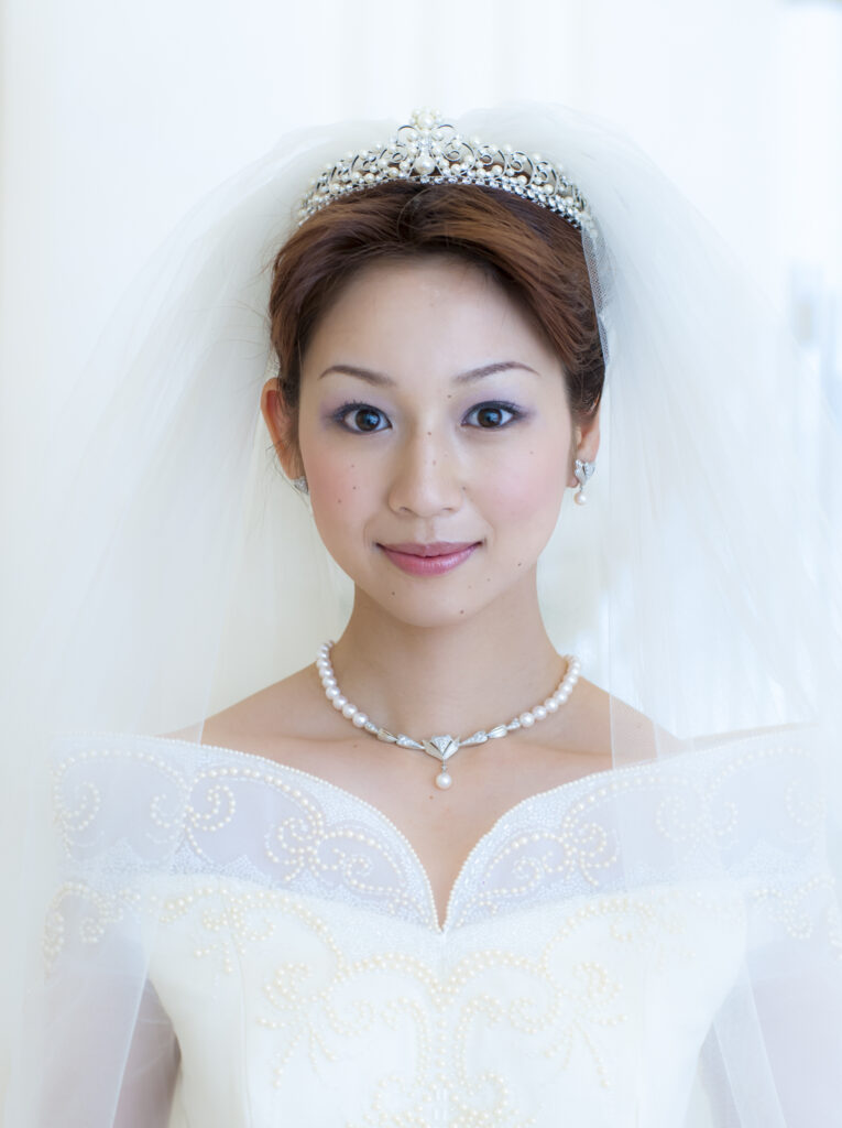 白のウエディングドレスを着てティアラを乗せたモデルのバストショット