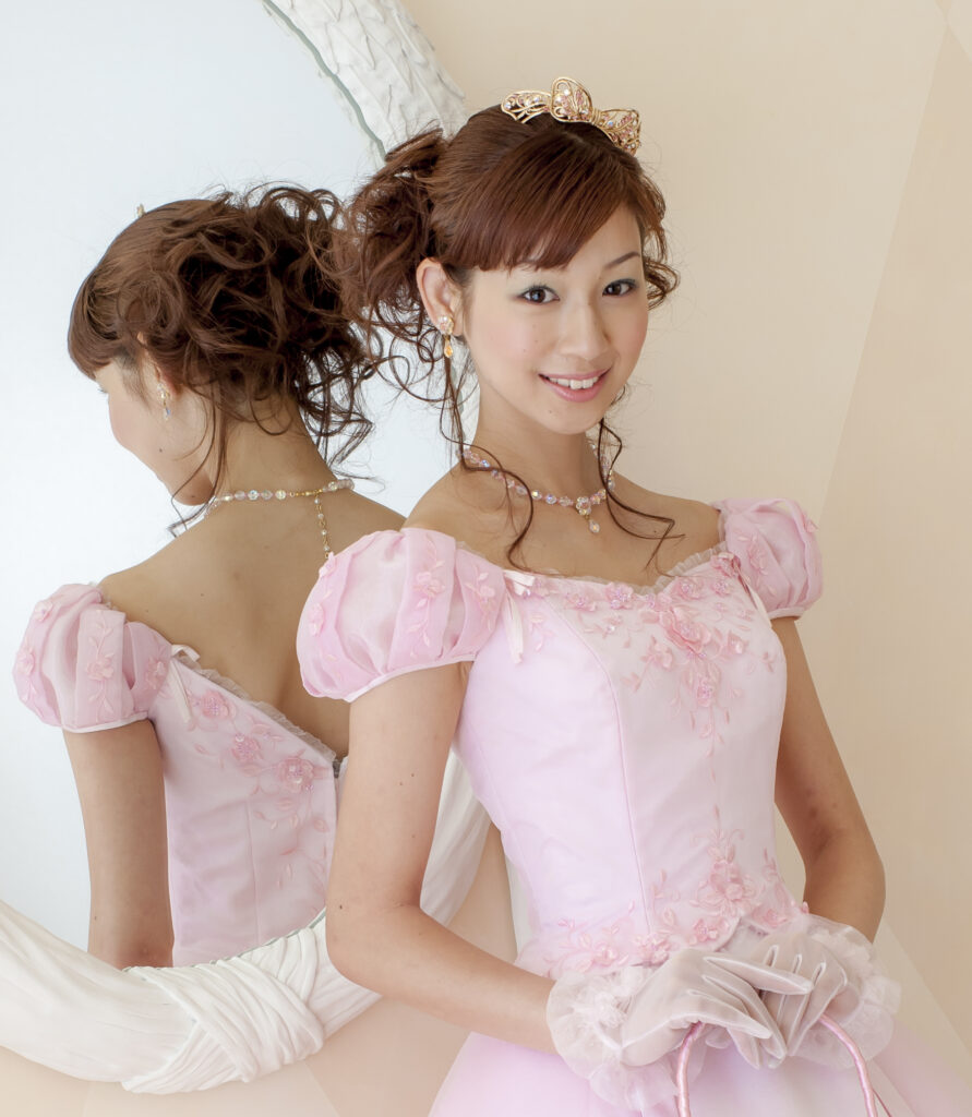 ピンクのウエディングドレスを着て鏡の前に立つモデル