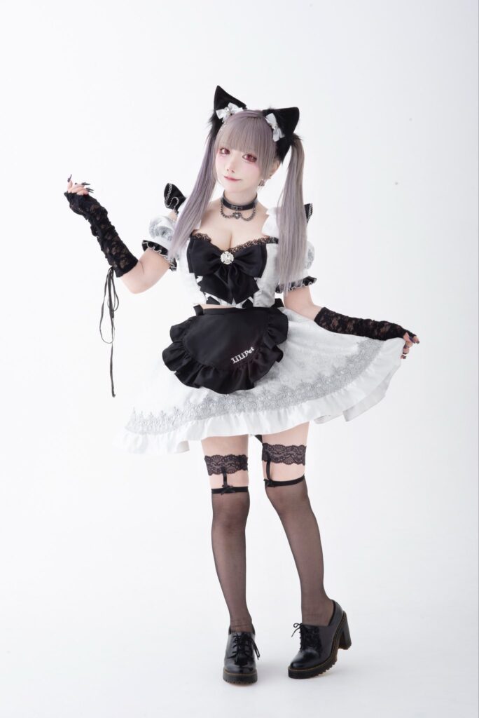 アイドルみにょんのメイド服姿の全身ショット