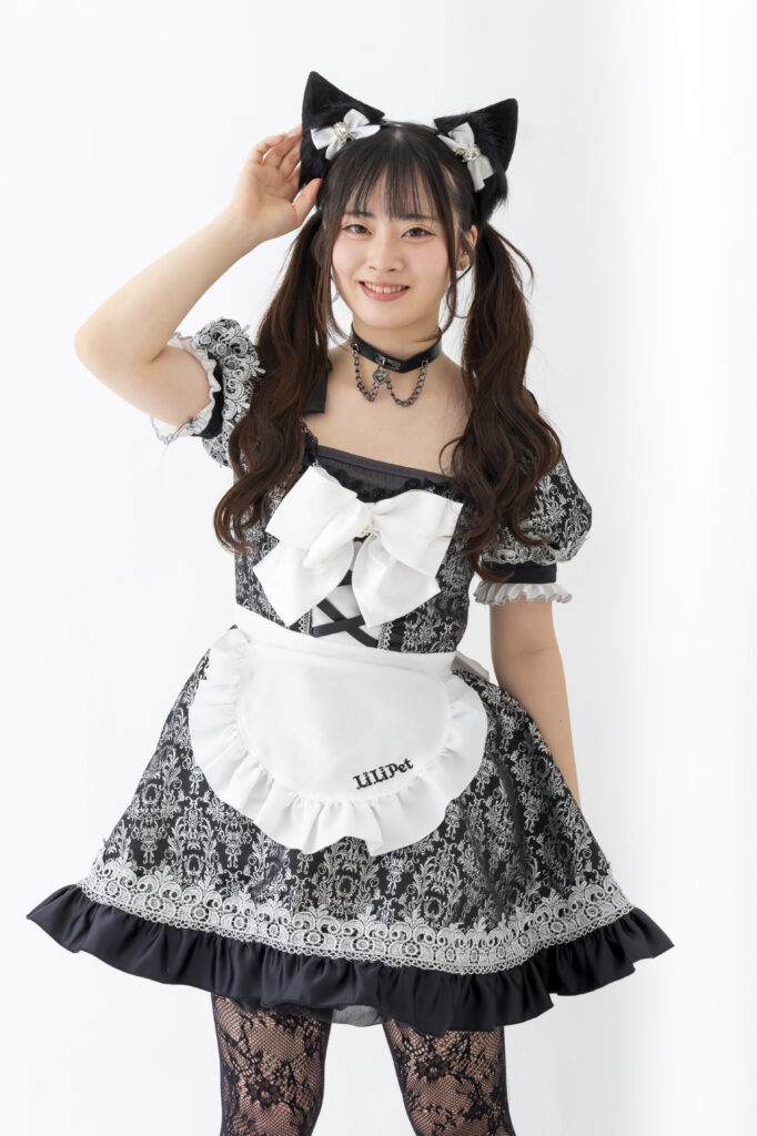 店舗スタッフのメイド服姿のポートレート