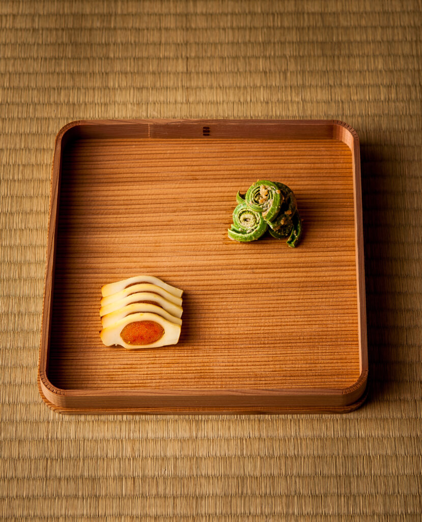 懐石料理ゼンマイの胡麻和えとかまぼこ