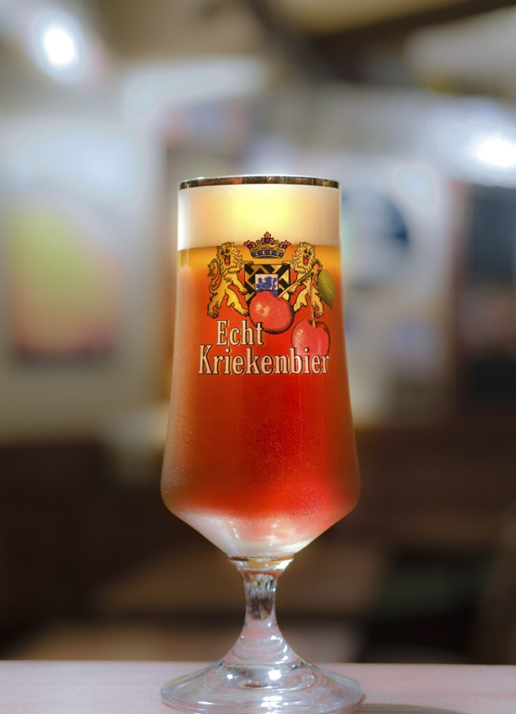 グラスに注いだクラフトビール