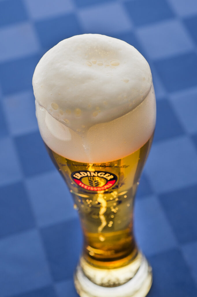 泡がこぼれる生ビール