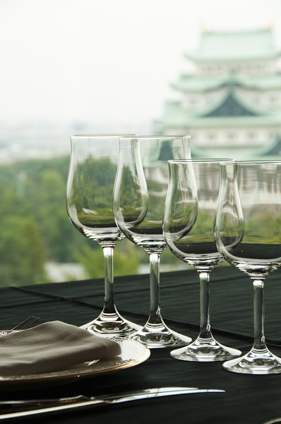 飲食店の店内写真。グラスが4つ並んだ向こうには名古屋城が見える。