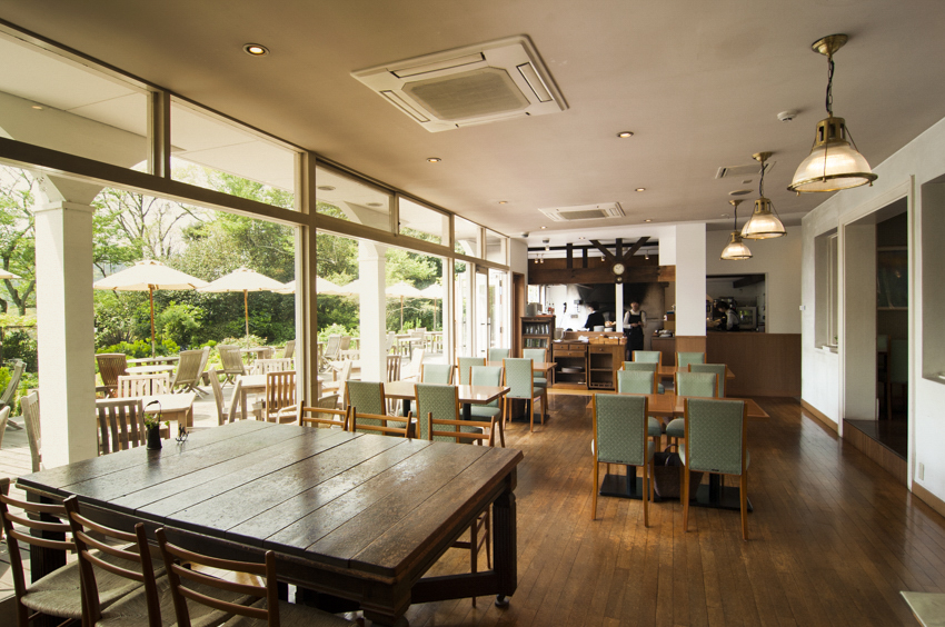 飲食店の店内写真。フローリングを基調とした店内はリビングのようなくつろぎ空間のよう。