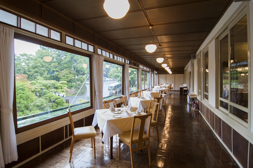 飲食店の店内写真。日光金谷ホテルのレストラン。アンティークな木造建築と眺めの良い窓。