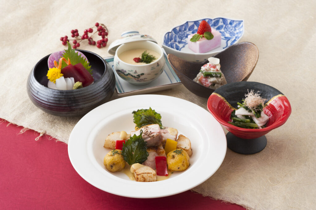 複数皿の写真。和食のセット。肉じゃがと刺し身と茶碗蒸し、その他の皿。