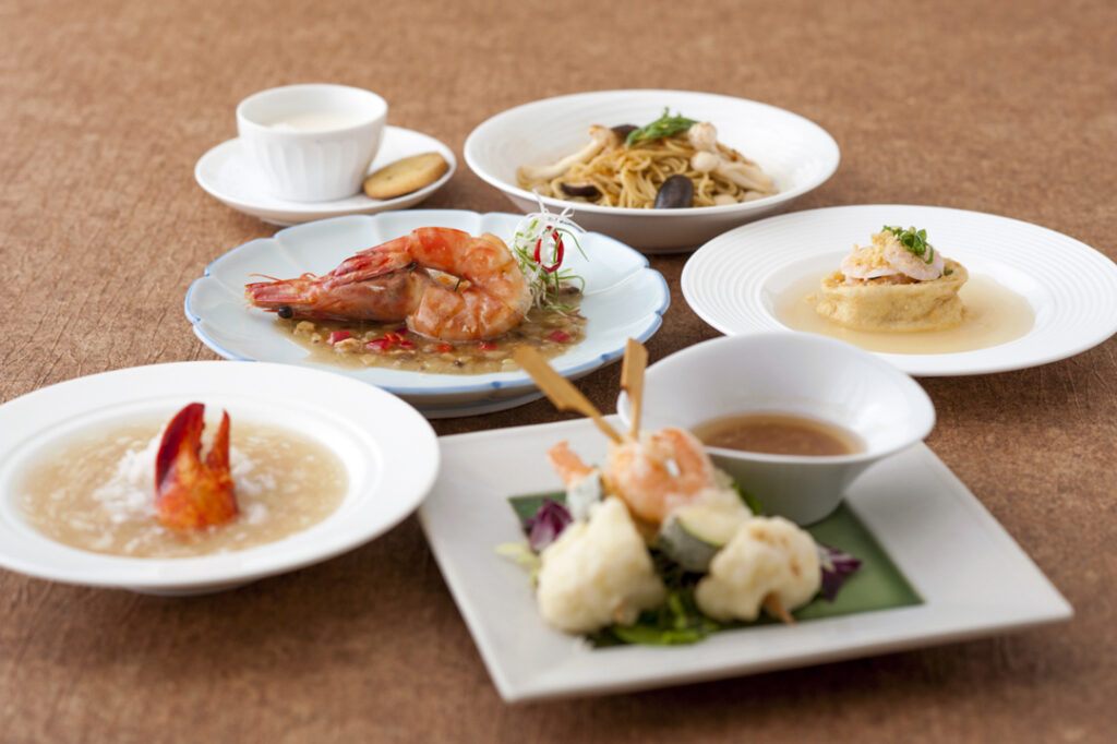 複数皿の写真。中華料理のコース料理。