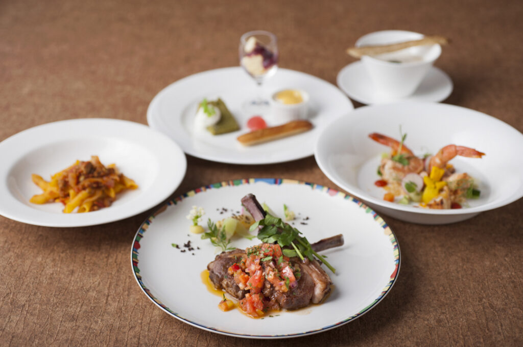 複数皿の写真。ホテルのイタリアンのコース料理。メインは牛肉ソテー、マカロニのボロネーゼ、その他皿。