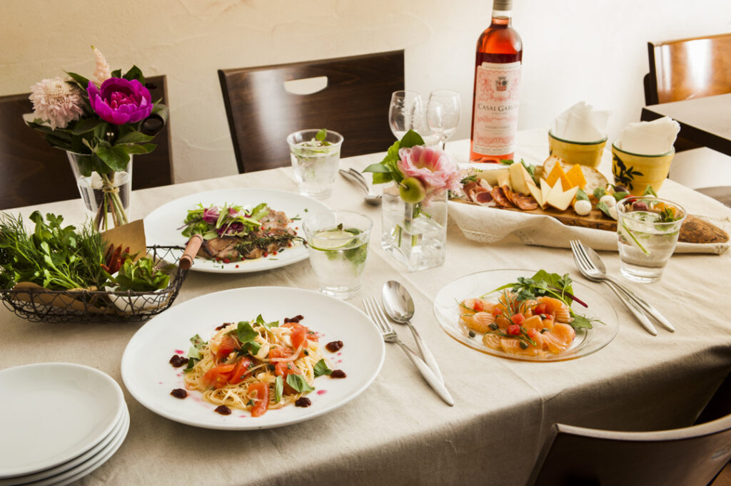 複数皿の写真。イタリアンレストランのパーティ料理。