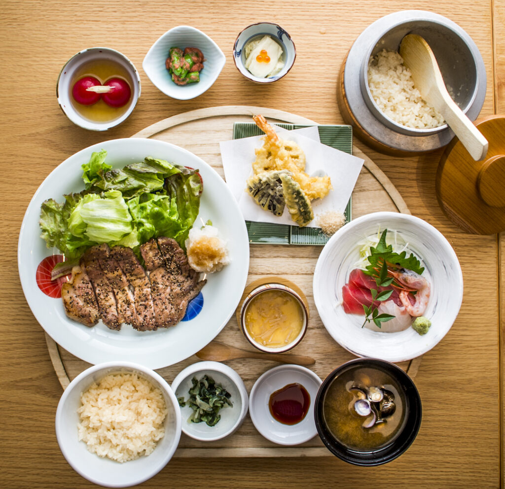 複数皿の写真。豚の味噌焼きと天ぷらとお刺身の和食セット