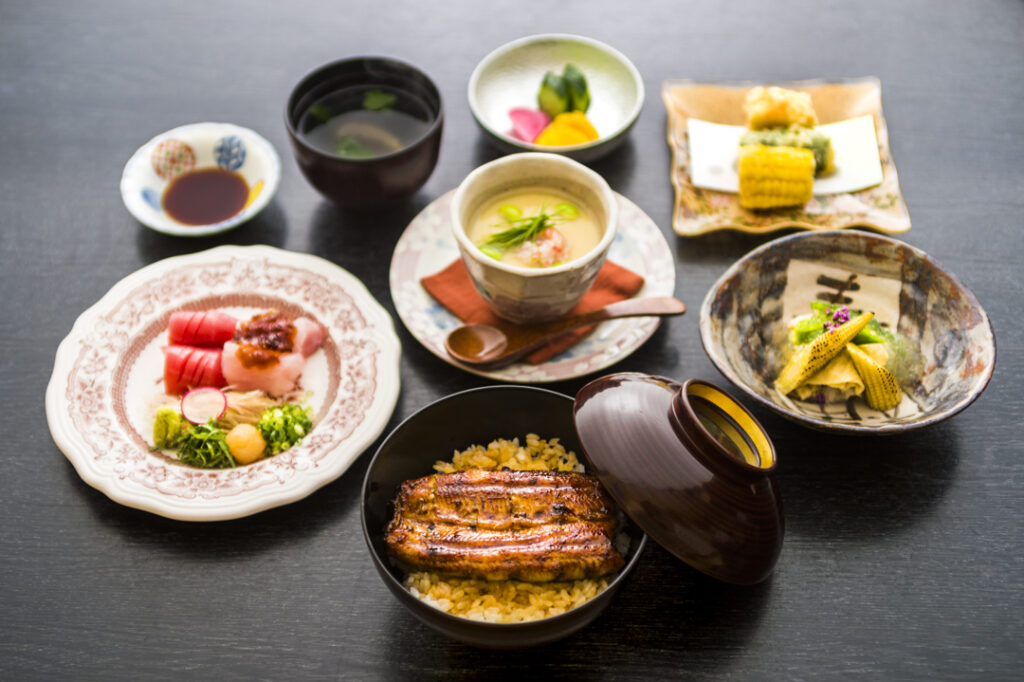 複数皿の写真。うな重の定食。うな重、お刺身、茶碗蒸し、その他皿。