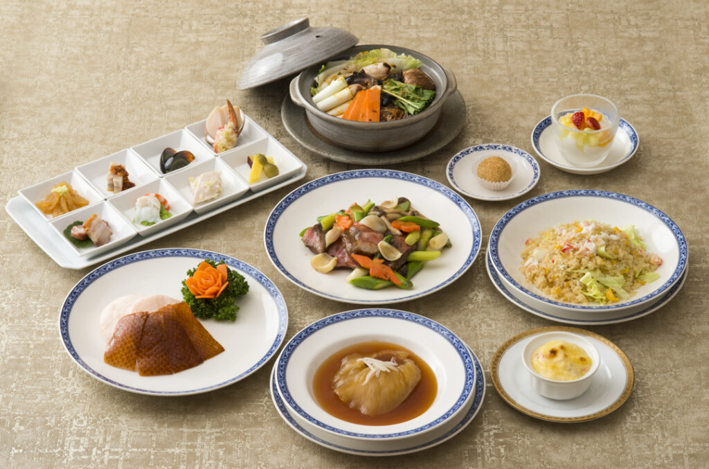 複数皿の写真。ホテルオークラの中華料理のコースメニュー。フカヒレの姿煮、北京ダック、その他の皿