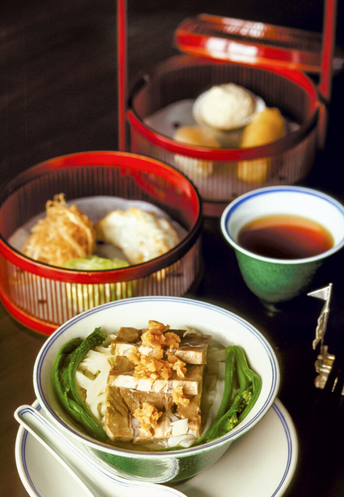 複数皿の写真。香港のランチセット。麺と揚げ物とデザート