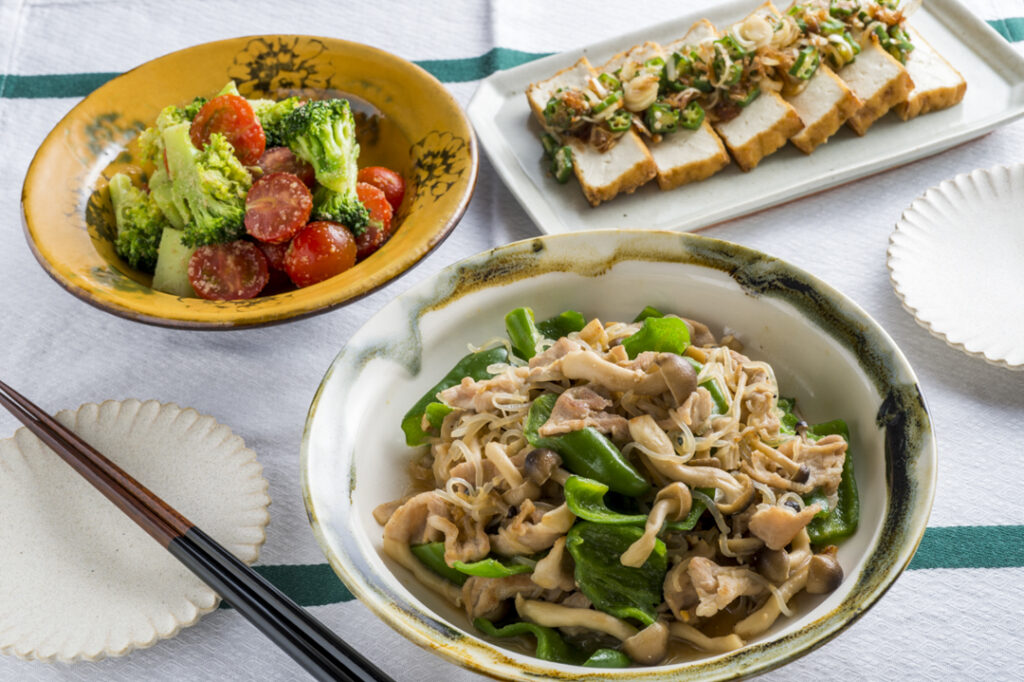 複数皿の写真。キノコとピーマンの炒め物。その他の皿