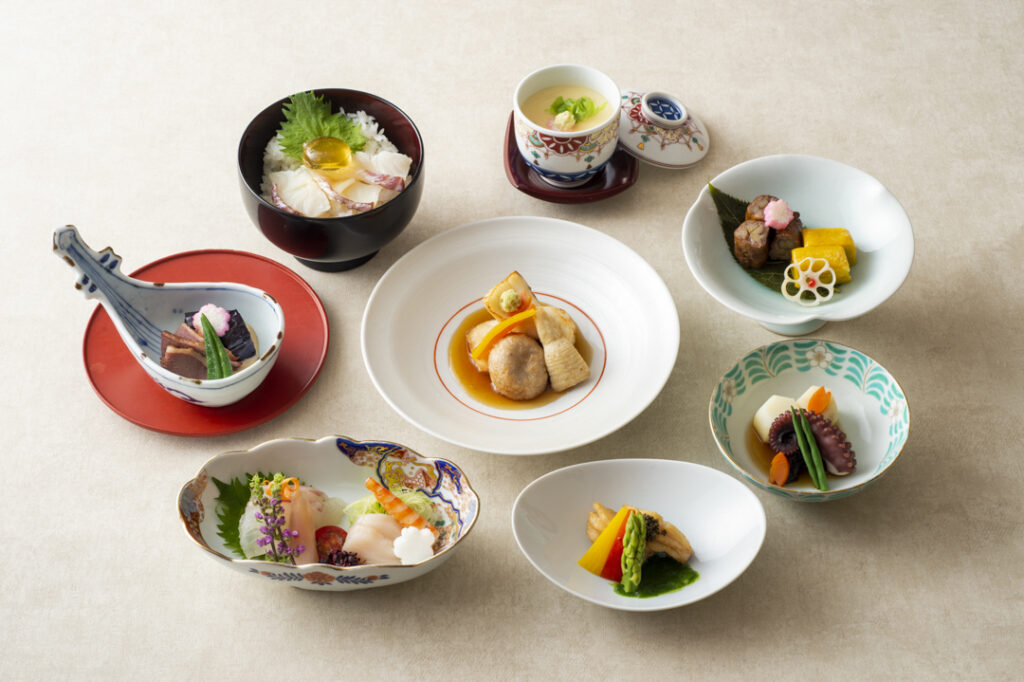 ホテルオークラの和食のコースメニュー。お刺身、たけのことつみれの煮物、海鮮丼、その他の皿。