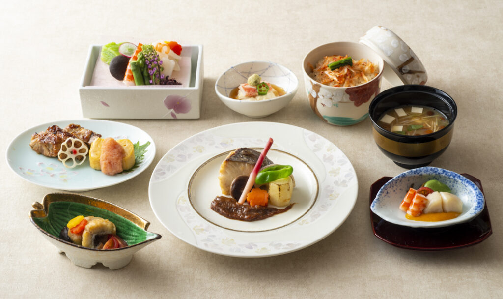 複数皿の写真。ホテルオークラの和食のコースメニュー。焼き魚、お刺身、茶碗蒸し、その他の皿。