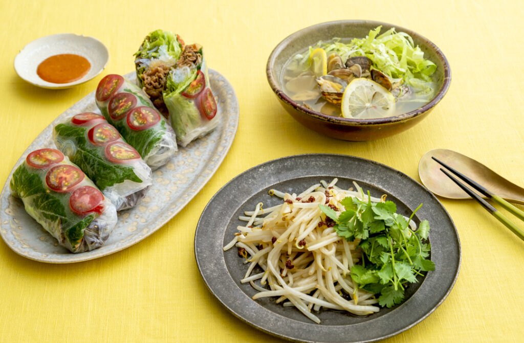 複数皿の写真。ベトナム料理3皿、生春巻き、もやし炒め、アサリのフォー。