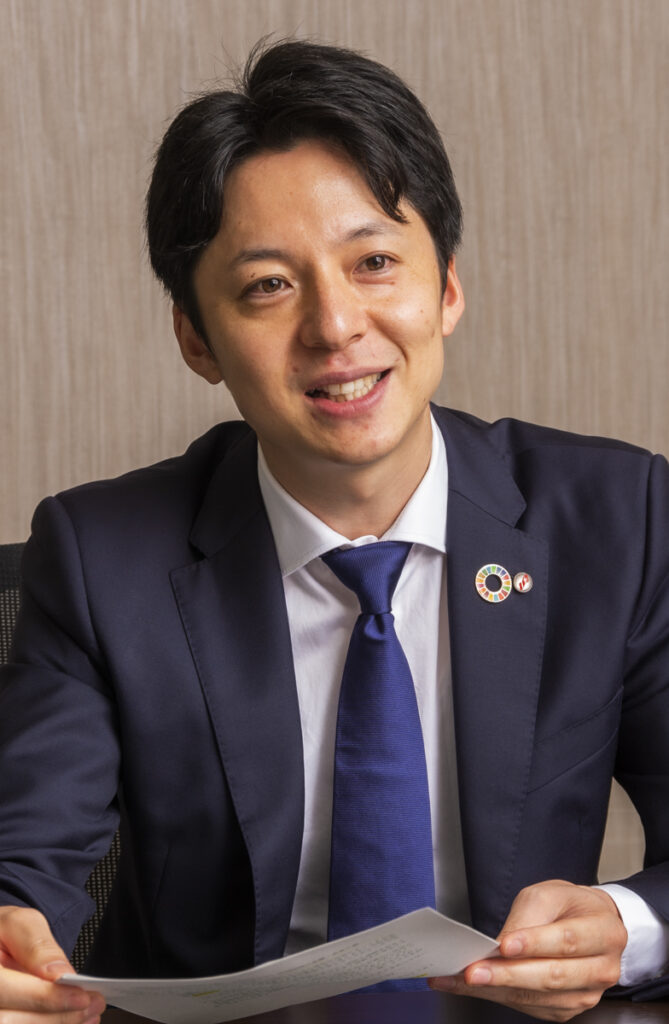 企業の若手リーダーのインタビュー写真
